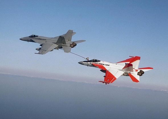 Máy bay chiến đấu F/A-18E/F Super Hornet tiếp dầu trên không