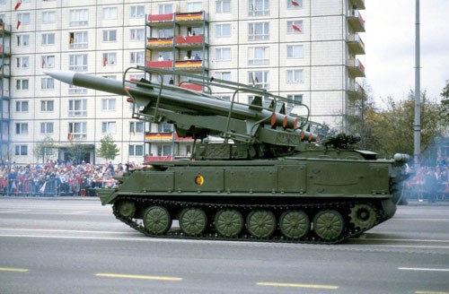 Quân đội của Gaddafi có lượng lớn tên lửa phòng không do Liên Xô cũ chế tạo, trong đó có Sam-2, Sam-3, Sam-5, Sam-6, Sam-8, Sam-9/13. Trong hình là tên lửa Sam-6 tầm gần. (minh hoạ)