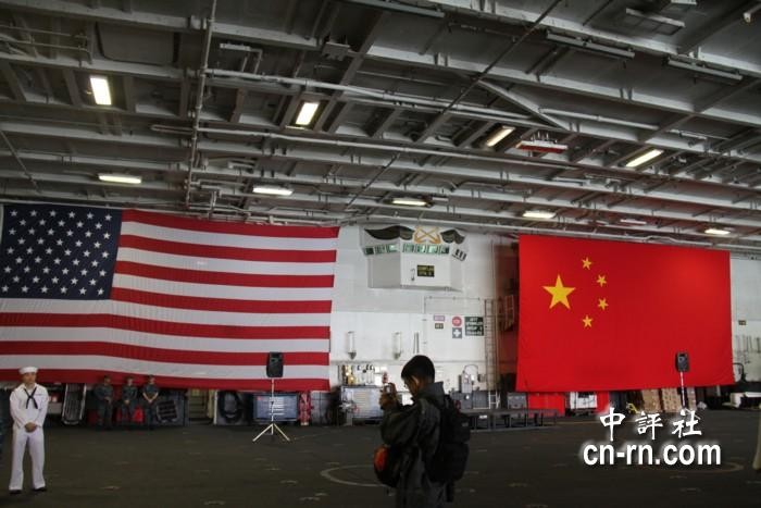Khi đến Hồng Kông, tàu sân bay USS Georgea Washington treo hai lá cờ lớn của Mỹ và Trung Quốc.
