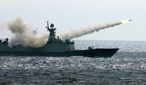 An toàn hàng hải và giải quyết hòa bình tranh chấp biển Đông được Nhật Bản rất quan tâm và tích cực thúc đẩy trong thời gian qua. Trong hình là tàu khu trục 054A của Hải quân Trung Quốc