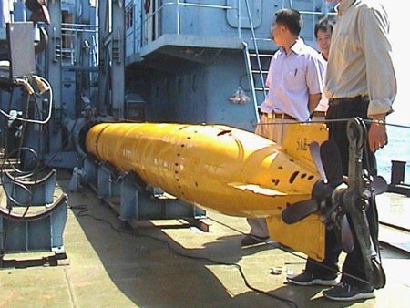 Ngư lôi hạng trung của Trung Quốc chuẩn bị thử nghiệm dưới nước.