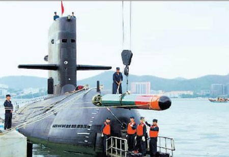 Tàu ngầm Trung Quốc trang bị nhiều loại ngư lôi khác nhau. Trong hình là tàu ngầm nội địa Trung Quốc 039 trang bị ngư lôi hạng nặng nội địa.