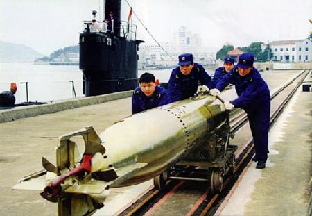 Binh sĩ Hải quân Trung Quốc chuẩn bị đưa ngư lôi kiểu cũ vào tàu ngầm 033.
