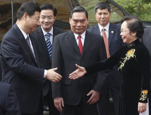 Thường trực Ban Bí thư Lê Hồng Anh và Phó Chủ tịch nước Nguyễn Thị Doan chào đón Phó Chủ tịch nước Trung Quốc Tập Cận Bình