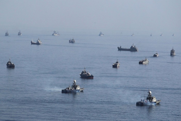 Iran tập trận ở eo biển Hormuz