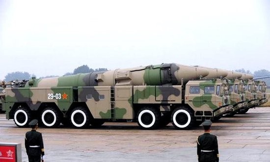 Trung Quốc không phải là một "kẻ thù" đơn thuần của Mỹ. Trong hình là tên lửa đạn đạo tầm trung DF-21C của Lực lượng Tên lửa Chiến lược Trung Quốc