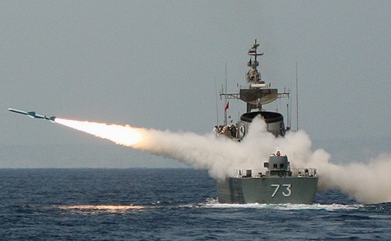 Tàu chiến của Hải quân Iran phóng tên lửa