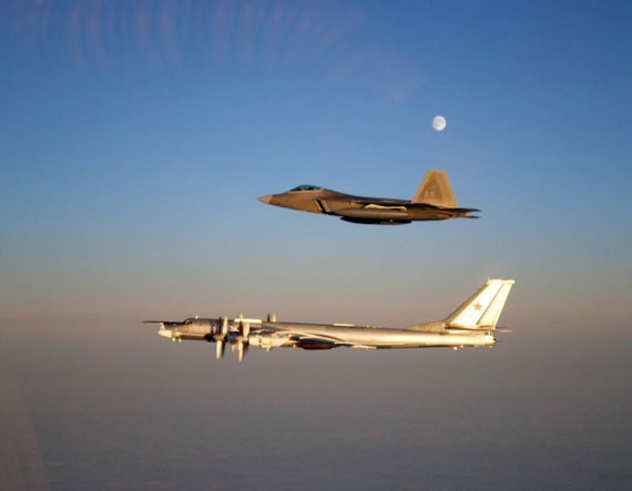 Máy bay chiến đấu F-22 của Mỹ đánh chặn máy bay ném bom chiến lược Tu-95 của Nga