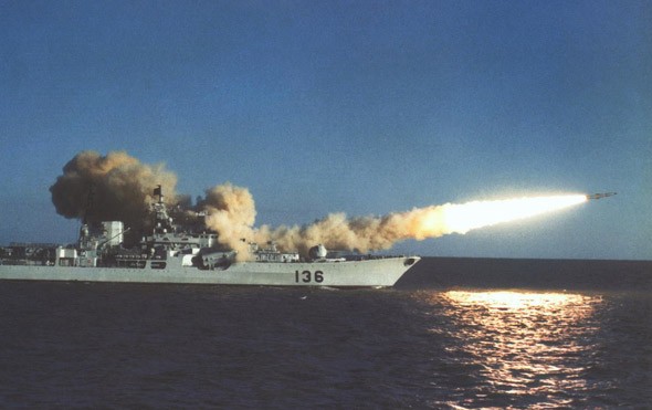 Tên lửa chống hạm siêu âm Sunburn được phóng từ tàu khu trục lớp Hiện Đại của Hải quân Trung Quốc