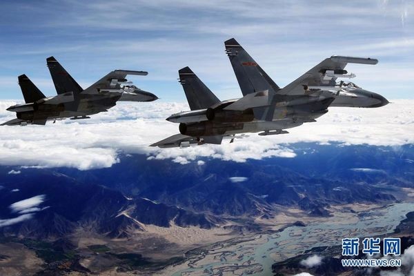 Máy bay chiến đấu thế hệ thứ ba của không quân Đại quân khu Thành Đô tiến hành huấn luyện tại cao nguyên Tây Tạng.