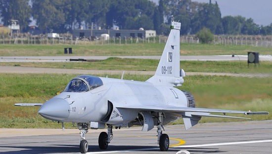 Máy bay chiến đấu JF-17 (Trung Quốc gọi là FC-1, Fighter China 1) của Không quân Pakistan, loại máy bay do Trung Quốc và Pakistan hợp tác sản xuất.