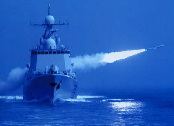 Trung Quốc tăng cường chi tiêu quân sự. Trong hình là tàu khu trục của Hải quân Trung Quốc phóng tên lửa chống hạm.
