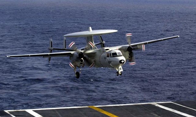 Máy bay cảnh báo sớm E-2 Hawkeye của Hải quân Mỹ.