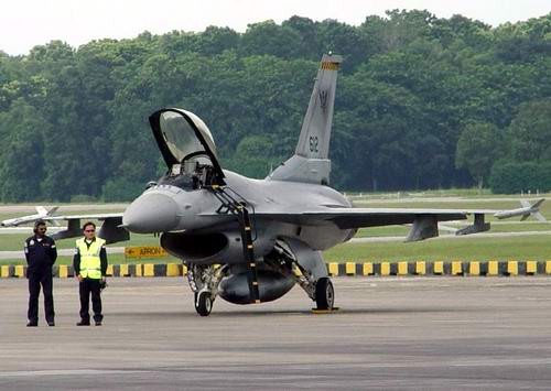 F-16 của Không quân Singapore.