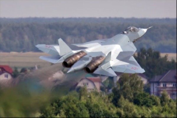 Máy bay chiến đấu tàng hình thế hệ thứ năm T-50 của Nga được cho là ưu việt hơn F-35 của Mỹ.