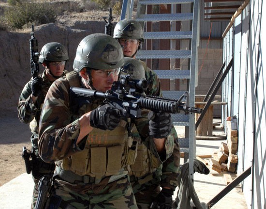 Binh sĩ lực lượng đặc nhiệm Mỹ đang tiến hành huấn luyện.