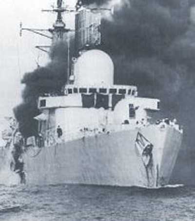 Tàu khu trục Sheffield của Anh bị tên lửa Exocet của Argentina bắn chìm trong chiến tranh quần đảo Falkland năm 1982.
