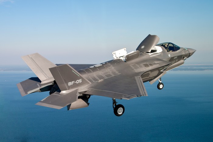 Máy bay chiến đấu tàng hình F-35 do Công ty Lockheed Martin nghiên cứu phát triển, sản xuất.