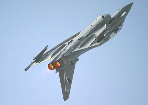Máy bay chiến đấu EF-2000 Typhoon của hãng BAE Systems - Anh.
