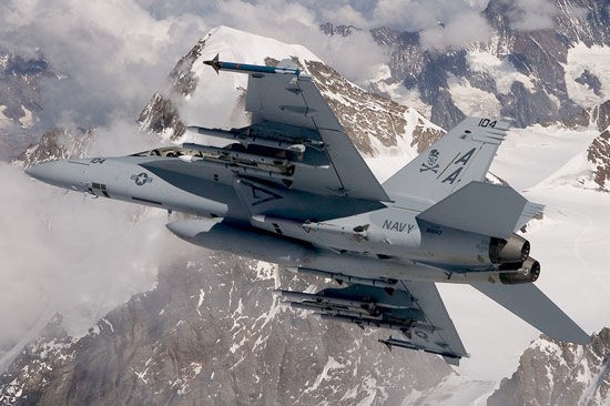 Máy bay chiến đấu F/A-18 Super Hornet của hãng Boeing - Mỹ.