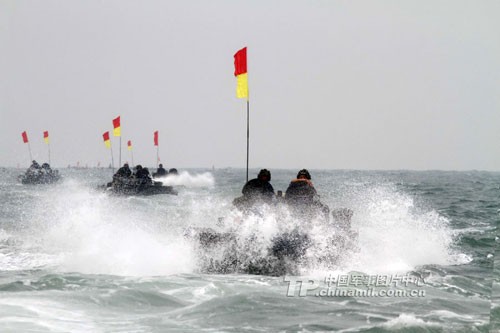 Hải quân lục chiến Trung Quốc tập trận đổ bộ.