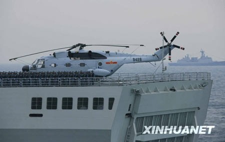 Máy bay trực thăng Z-8 trên tàu Côn Lôn Sơn.