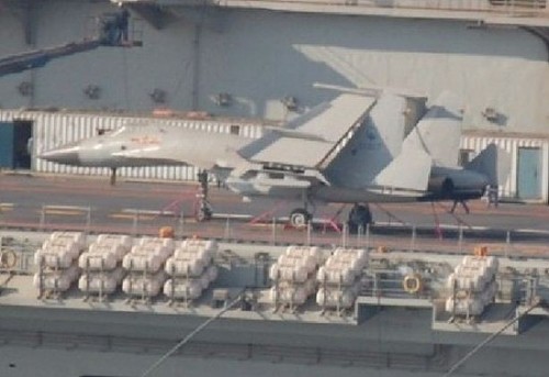 Gần đây, máy bay J-15 xuất hiện trên tàu sân bay Varyag
