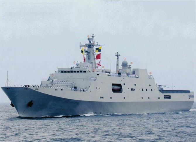 Tàu vận tải đổ bộ tổng hợp lớp 071 Tỉnh Cương Sơn của Hải quân Trung Quốc.