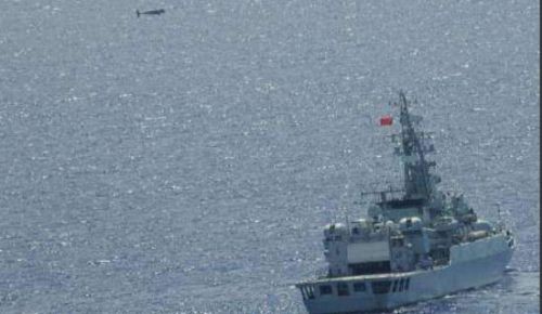 Máy bay không người lái bay trên tàu chiến của hạm đội Hải quân Trung Quốc được Lực lượng Phòng vệ Nhật Bản chụp được.