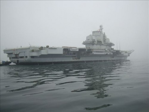 Tàu sân bay của Trung Quốc chạy thử trên biển.