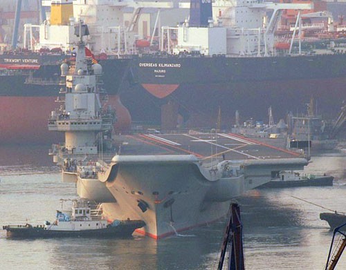 Trung Quốc tiếp tục khẳng định tham vọng xây dựng Hải quân tầm xa. Trong hình là tàu sân bay Varyag.