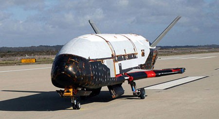 Tàu vũ trụ không người lái X-37B của Mỹ.