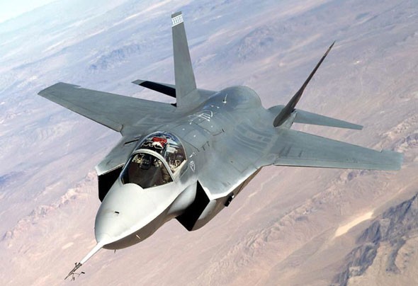 Máy bay chiến đấu tấn công liên hợp F-35 do hãng Lockheed Martin Mỹ sản xuất.
