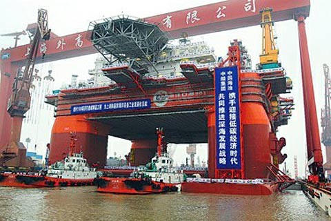 Giàn khoan nước sâu "Dầu khí Hải dương 981" của Tổng Công ty Dầu khí Hải dương Trung Quốc.