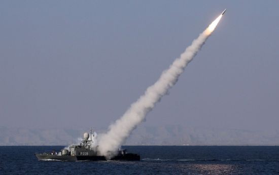 Vấn đề hạt nhân Iran luôn gây đau đầu cho Nhà Trắng. Trong hình là tàu tên lửa của Iran phóng tên lửa phòng không trong cuộc tập trận Velayat 90.