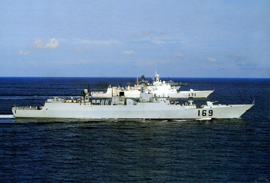 Tàu chiến chủ lực của Hạm đội Nam Hải tập trận ở biển sâu.