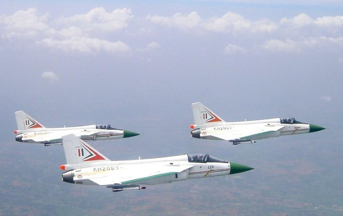 Ấn Độ tích cực nghiên cứu phát triển máy bay chiến đấu nội địa, nhưng thành quả rất hạn chế. Trong hình là máy bay LCA đang được Ấn Độ phát triển.