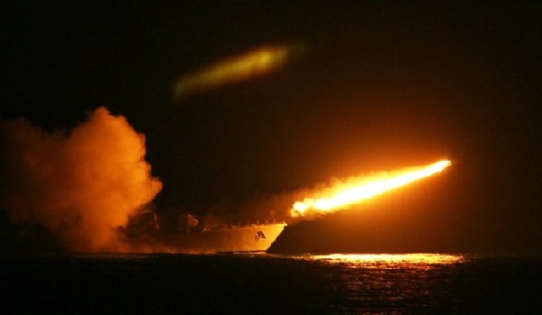 Tàu tên lửa của Hải quân Ấn Độ phóng tên lửa phòng không Barak trong đêm.