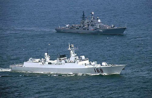 Năm 2005, Hải quân Trung Quốc và Nga tiến hành tập trận quy mô lớn lần đầu tiên.