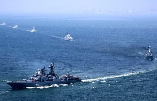 Biên đội tàu chiến Trung-Nga trong cuộc tập trận "Sứ mệnh Hòa bình 2005".