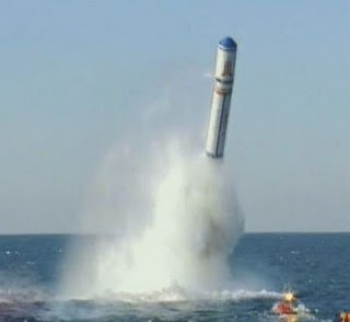 Tên lửa JL-2 phóng từ tàu ngầm của Trung Quốc.