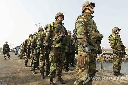 Lính thủy đánh bộ Hàn Quốc đóng trên đảo Yeonpyeong.