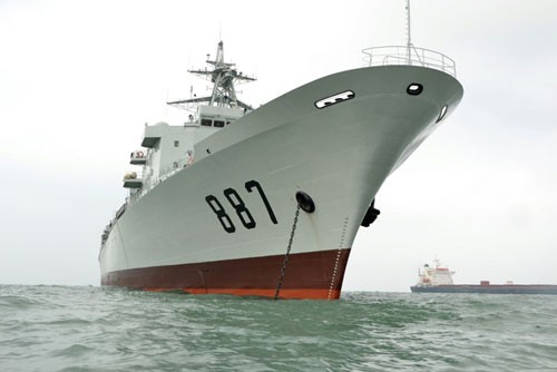 Tàu tiếp tế Vi Sơn Hồ của Hải quân Trung Quốc ở vịnh Aden.