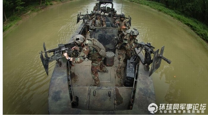 Một tổ chiến đấu của Lực lượng đặc nhiệm đường sông Mỹ lái tàu vũ khí tuần tra trên sông.