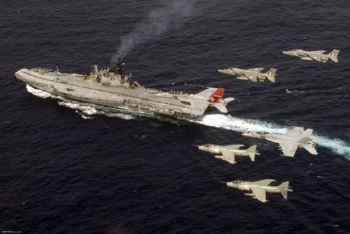 Máy bay chiến đấu của Hải quân hai nước Mỹ-Ấn bay trên tàu sân bay Ấn Độ trong cuộc tập trận chung.