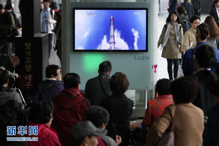 Ngày 13/4, người dân Hàn Quốc xem thông tin về CHDCND Triều Tiên phóng tên lửa.