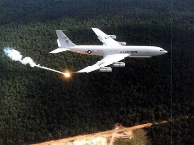 Máy bay E-8 của Không quân Mỹ, trang bị hệ thống radar tấn công mục tiêu và giám sát liên hợp.
