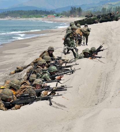 Lính thủy đánh bộ Mỹ-Philippinese tập trận đổ bộ tháng 10/2011.
