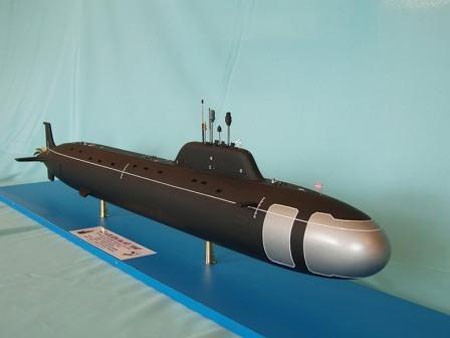 Theo kế hoạch từ năm 2011-2020, Nga sẽ chế tạo 10 tàu ngầm tấn công động cơ hạt nhân lớp Yasen (chương trình 885). Tàu ngầm này có thể trang bị vũ khí hạt nhân và thông thường, chẳng hạn tên lửa hành trình siêu âm, ngư lôi… Tàu ngầm lớp Yasen dài 119 m, lượng choán nước là 13.800 tấn, khả năng chạy liên tục là 100 ngày, tốc độ tối đa là 31 hải lý/giờ, vũ khí gồm ống phóng ngư lôi cỡ nòng 650 mm và 533 mm, 24 tên lửa hạm đối hạm và máy phóng tên lửa hạm đối đất. Ngoài ra, tàu ngầm này còn trang bị tên lửa hành trình có tầm phóng hàng trăm km.