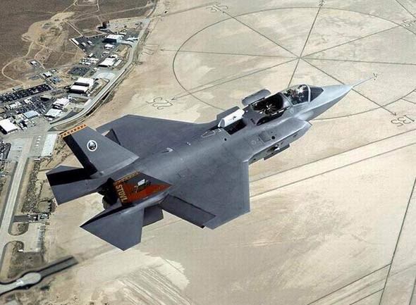 Máy bay chiến đấu tàng hình thế hệ thứ năm F-35B (phiên bản hải quân) do Mỹ chế tạo, có khả năng cất/hạ cánh thẳng đứng.